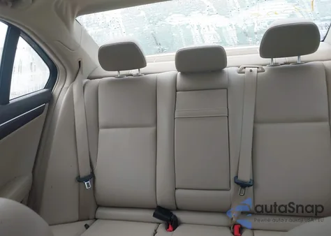 2013 Mercedes-Benz C 250 Luxury z USA, uszkodzony, nr VIN WDDGF4HB7DA785133